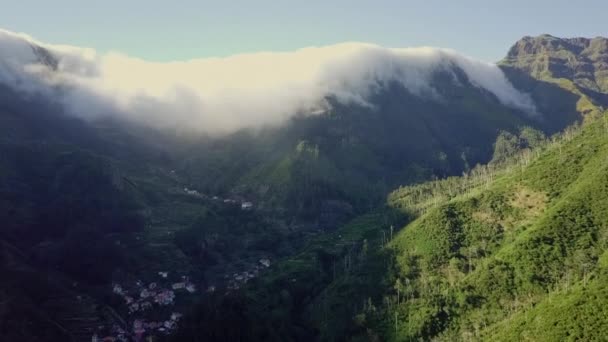 Luftbild Bewegt Sich Richtung Wolken Die Gebirge Schnell Über Kammlinie — Stockvideo