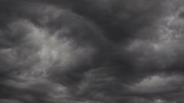 Karanlık Tehditkar Fırtına Bulutlarının Zamanı Gökyüzünde Hızla Alçaktan Ilerliyor — Stok video