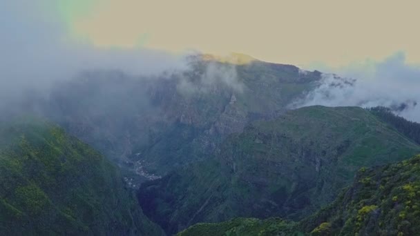 Vista Aérea Panorámica Sobre Escarpado Valle Nublado Madeira Portugal — Vídeos de Stock