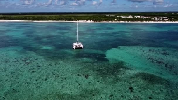 Orbit Shot Catamaran Caribbean Sea Midday — Vídeo de stock