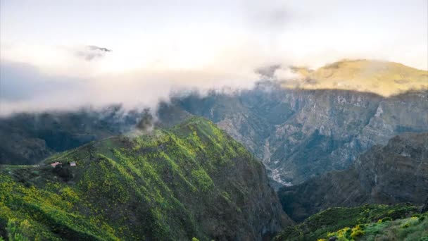 Bulutlar Dağlardaki Küçük Evin Üzerinden Geçerken Yukarıdan Timelapse Madeira — Stok video