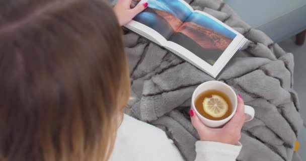 Сверху Вниз Вид Молодую Леди Пьющую Лимонный Чай Готовую Журнал — стоковое видео