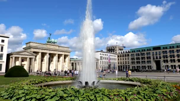 Берлин Германия Около Августа 2021 Года Бранденбургские Ворота Фонтан Паризер — стоковое видео
