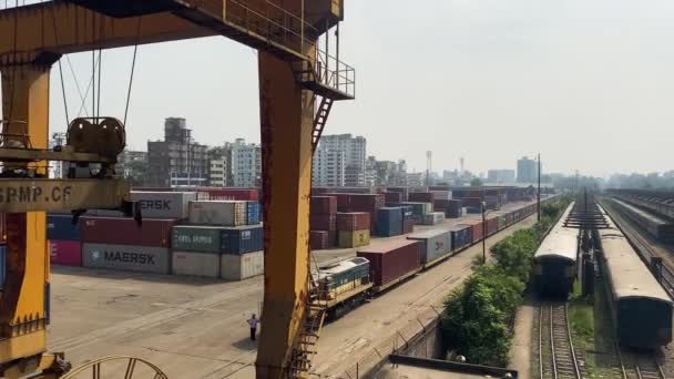 Vista Almacén Donde Las Mercancías Cargan Tren Mercancías Una Estación — Vídeo de stock