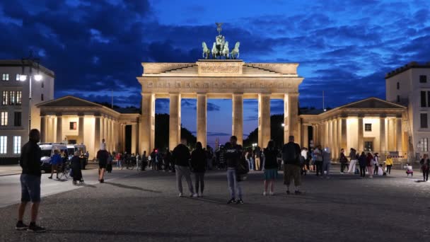 Berlijn Duitsland Circa Augustus 2021 Groep Mensen Voor Brandenburger Tor — Stockvideo