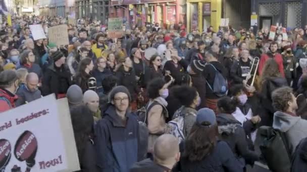 Понад 250 000 Людей Марширують Знак Протесту Від Парку Келвінгров — стокове відео