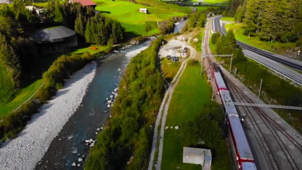 Aéreo Vale Trem Vermelho Estrada Nos Alpes Suíços — Vídeo de Stock