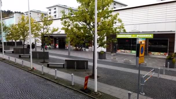 Bergsjn Center Sverige Motion Timelapse Gatuvy Nära Ett Köpcentrum Hjärtat — Stockvideo