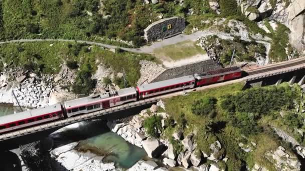 Antenn Rött Tåg Passerar Bro Och Tunnel Nära Djävulsbron — Stockvideo