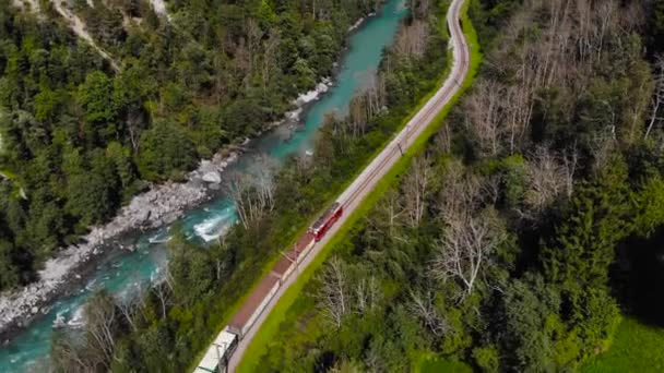 Luftbild Güterzug Fluss — Stockvideo