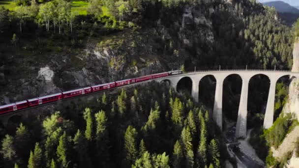 Vzduch Červený Vlak Viaduktu Landwasser — Stock video