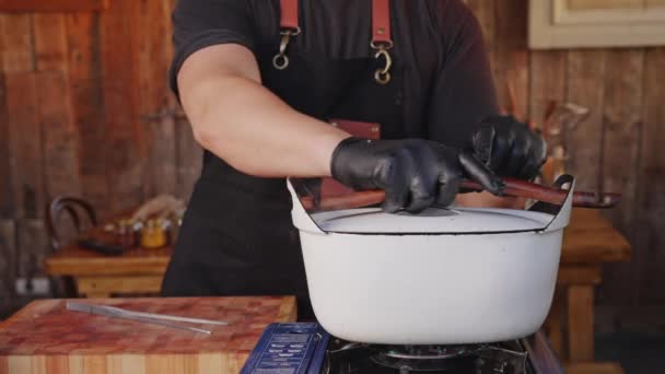 Een Bekwame Chef Kok Openen Deksel Tillen Gepocheerde Octopus Met — Stockvideo
