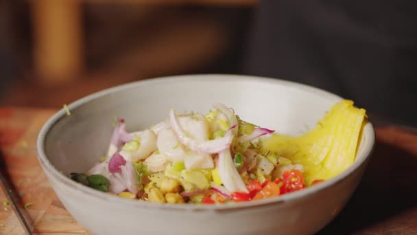 Preparación Ceviche Toma Cámara Lenta Toque Final Chef Plato Tradicional — Vídeos de Stock