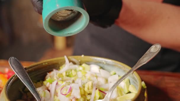 Beredning Ceviche Slow Motion Shot Fånga Kocken Smaksättning Och Smaksätta — Stockvideo