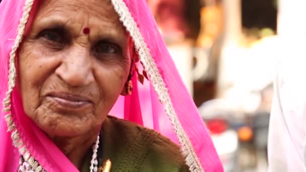 Egy Gyönyörű Öreg Indiai Portréja Szári Mosollyal Kezében Miközben Kamerába — Stock videók