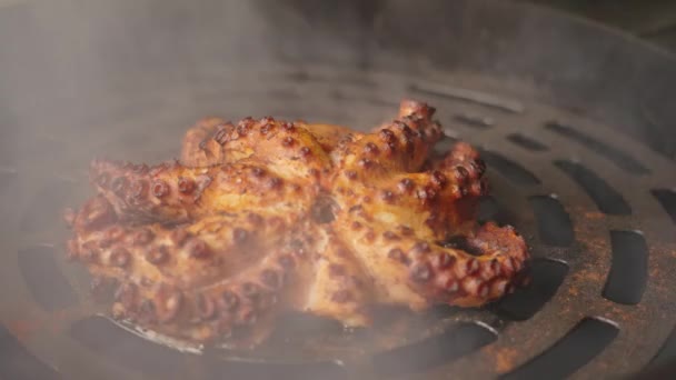 Cinematic Zbliżenie Strzał Złoty Brązowy Char Grillowany Smoky Smak Ośmiornicy — Wideo stockowe