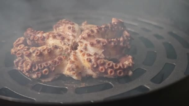 Dramatische Handheld Boogbeweging Shot Van Gerookte Octopus Met Zichtbare Witte — Stockvideo