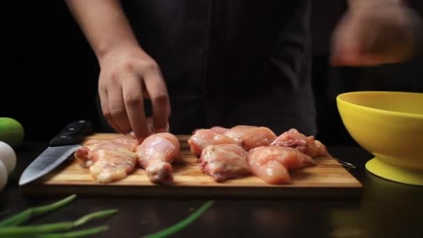 Transferindo Pedaços Frango Para Uma Tigela Amarela Uma Tábua Corte — Vídeo de Stock