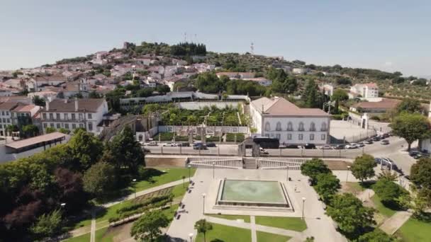 飞越Jardim Municipal Castelo Branco飞往古代主教宫花园 — 图库视频影像