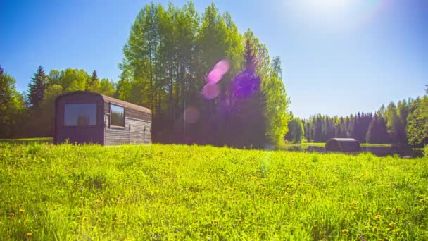 Clip Fusión Una Pequeña Casa Madera Hermoso Paisaje Primavera Cielo — Vídeos de Stock