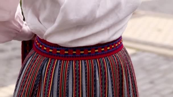穿着手工制作的拉脱维亚传统民族服装的女孩 编织带和短裙设计元件 色彩艳丽 质感纯正 历史的亚麻布和羊毛衫 波罗的海传统标志和工艺 — 图库视频影像