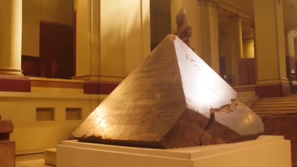 Oude Piramide Standbeeld Grote Zaal Van Egyptisch Museum — Stockvideo