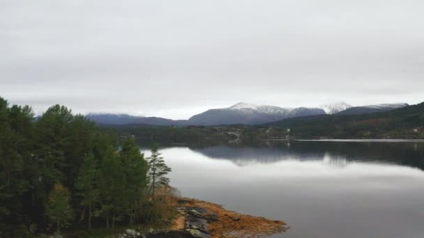 노르웨이 구름낀 호수를 바라보는 — 비디오