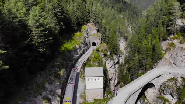 Antenne Roter Zug Durch Eine Schlucht Bergiger Landschaft — Stockvideo