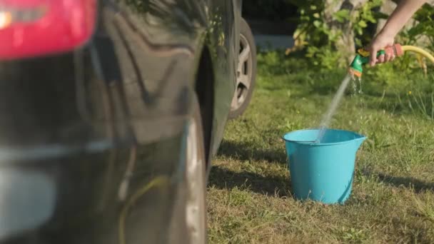 庭のホースで水のバケツを充填する前に 車の洗浄プロセス — ストック動画