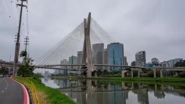 Hyperlapse Paulo Van Estaiada Bridge Een Bewolkte Dag Vanuit Een — Stockvideo