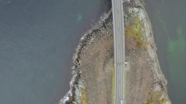 在挪威大西洋公路上的多梅尔县和罗梅尔县的斯托维桑德桥上开车 无人驾驶飞机射击 — 图库视频影像