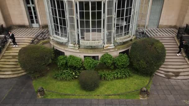 Dos Cantantes Bailan Por Las Escaleras Del Palacio Sans Souci — Vídeo de stock