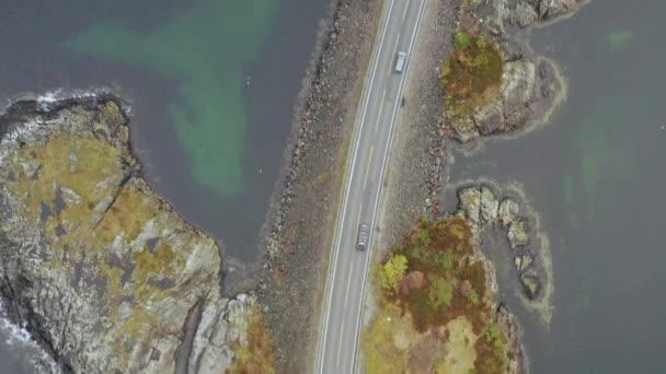 Birds Eye Cars Driving Storeseisund Bridge Atlantic Ocean Road Norvégia — Stock videók