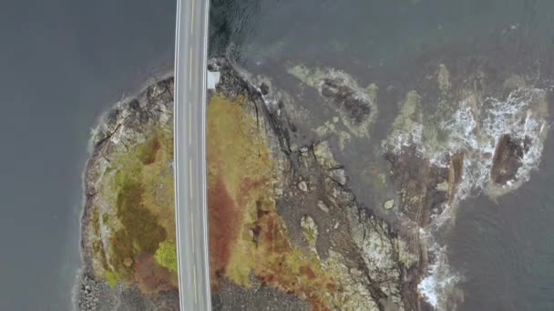 Drone Shot Kilátás Híres Híd Felett Atlantic Ocean Road Norvégiában — Stock videók