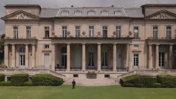 一架无人驾驶飞机拍了一个人走到Palacio Sans Souci 阿根廷布宜诺斯艾利斯 — 图库视频影像