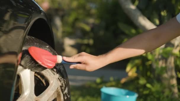 Wciąż Ujęcie Dłoni Myjącej Oponę Obręcz Samochodu Szczotką — Wideo stockowe