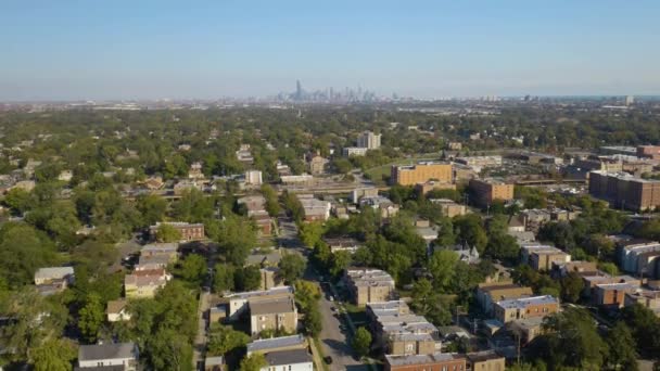 Drone Stijgt Boven Englewood Chicago South Side Wolkenkrabbers Afstand — Stockvideo