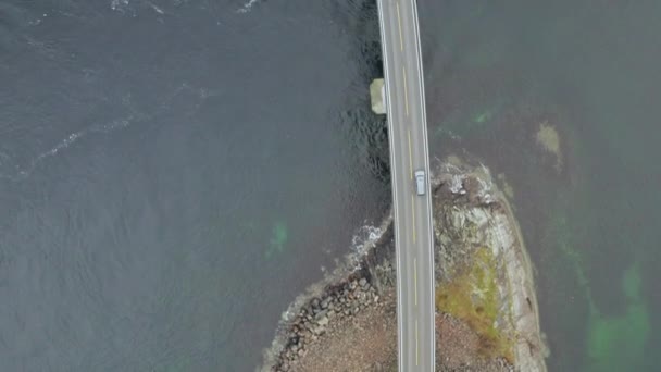 挪威大西洋公路上的车辆横越Storseisund桥景观 无人机发射 上下颠倒 — 图库视频影像