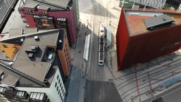 Göteborg Şehir Merkezindeki Binaların Yakınındaki Istasyonda Halk Tramvayı Duruyor Hava — Stok video