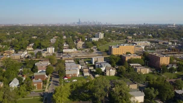 Drone Flies Low Homes West Englewood Chicago Été — Video