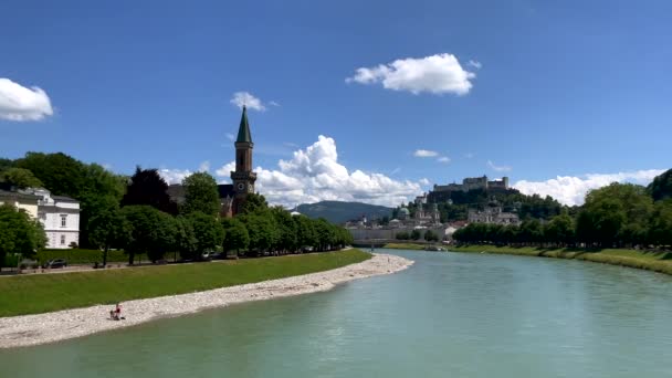 Zdjęcia Panoramiczne Zielonej Rzeki Salzach Austriackiego Miasta Salzburg Tle Słoneczny — Wideo stockowe