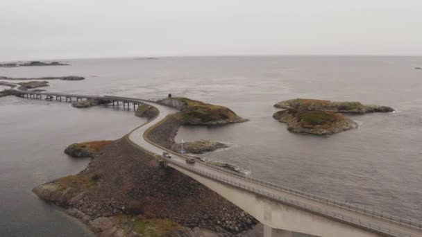 曇りの日に橋を渡る車でノルウェーの大西洋道路の壮大な景色 航空軌道 — ストック動画