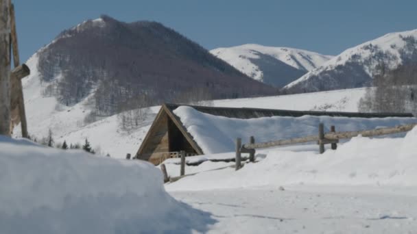 Neve Vazia Coberto Estrada Terra Pequena Aldeia Com Cabine Madeira — Vídeo de Stock