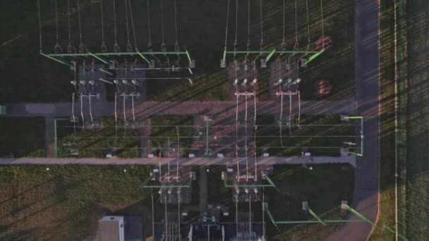 Воздушный Обзор Электрической Подстанции Вечером Сетка Высоковольтных Линий Электропередач Проводов — стоковое видео