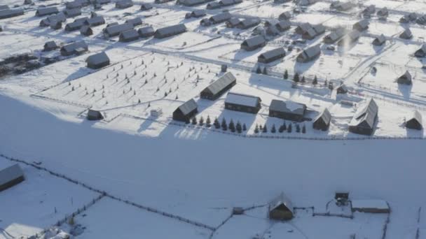 Samolot Latający Zimą Nad Spokojną Wioską Hemu Xinjiang Chiny — Wideo stockowe