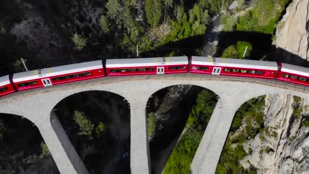 Vzduch Červený Vlak Viaduktu Landwasser — Stock video