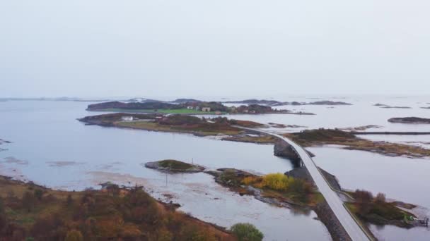 Дорога Атлантический Океан Море Туманным Утром Рокки Островами Норвегии Антенна — стоковое видео