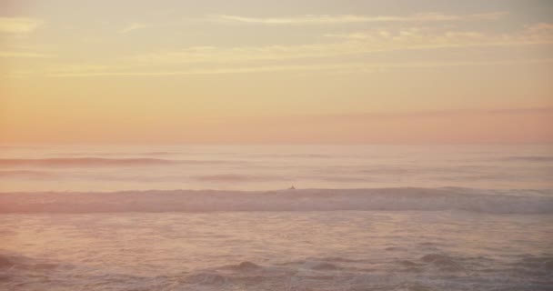 Warming Mistige Gouden Zonsondergang Oceaan Met Golven Slow Motion — Stockvideo