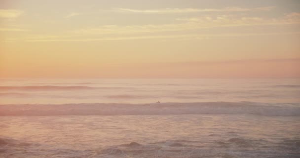 Cálido Atardecer Dorado Brumoso Través Del Océano Con Olas Cámara — Vídeo de stock