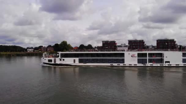 Viking Kreuzfahrtschiff Auf Dem Fluss Noord Seitenverfolgungsschuss Aus Der Luft — Stockvideo